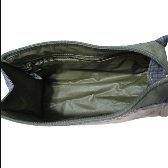 Beauty Bundle Volume adding brush, Nail polish strips, Make-up brushes, & Bag - Picture 16 of 16